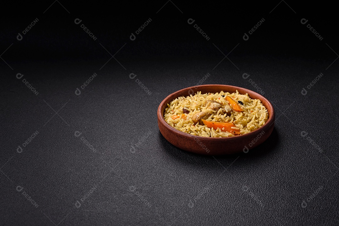 Delicioso arroz recheado sobre prato uma mesa de concreto