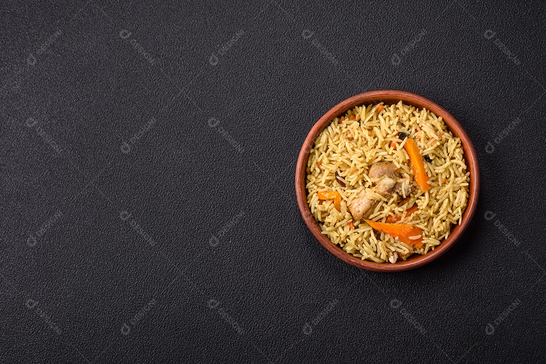 Delicioso arroz recheado sobre prato uma mesa de concreto