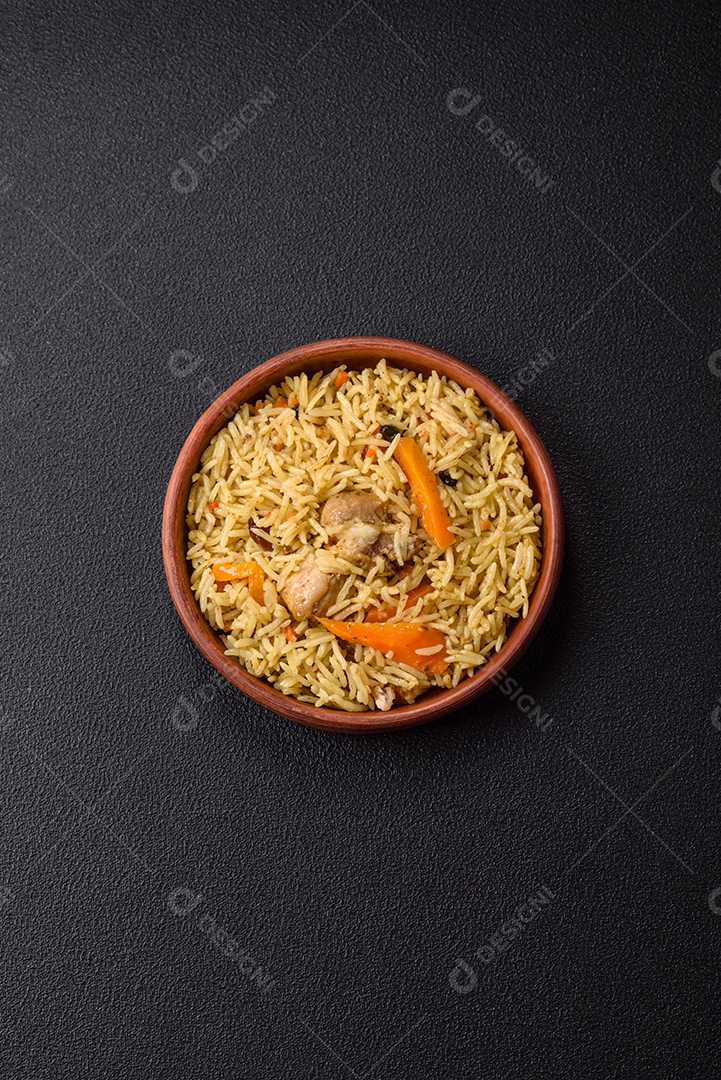 Delicioso arroz recheado sobre prato uma mesa de concreto