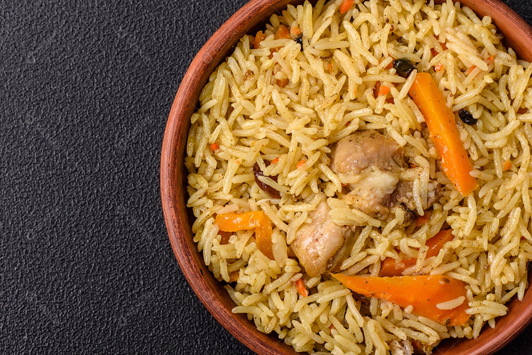 Delicioso arroz recheado sobre prato uma mesa de concreto