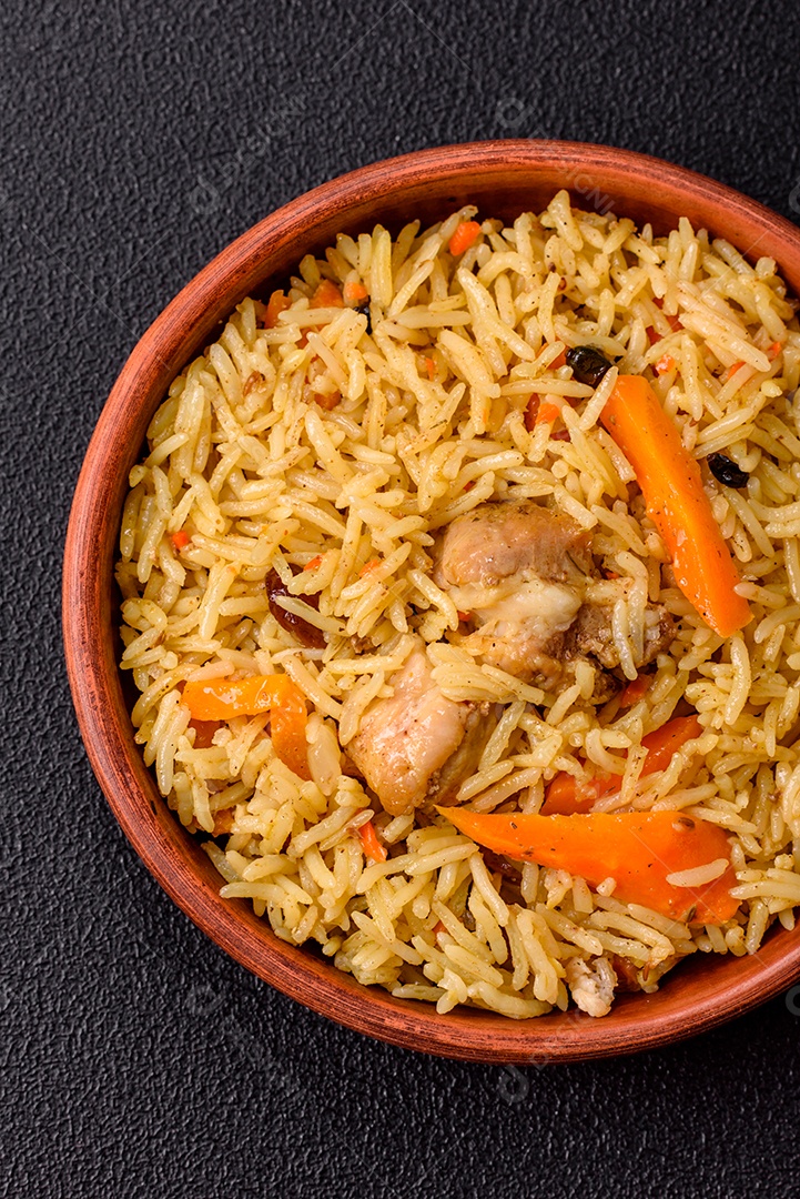 Delicioso arroz recheado sobre prato uma mesa de concreto