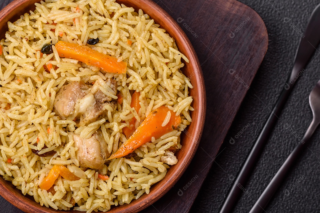 Delicioso arroz recheado sobre prato uma mesa de concreto