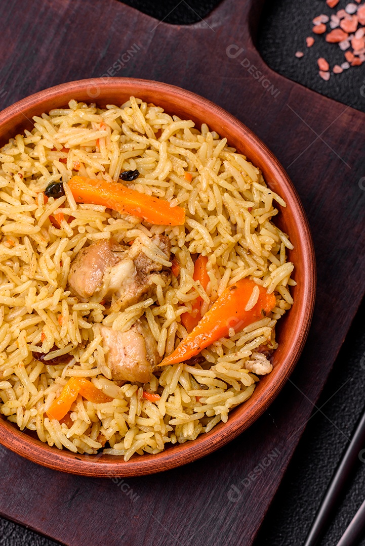 Delicioso arroz recheado sobre prato uma mesa de concreto