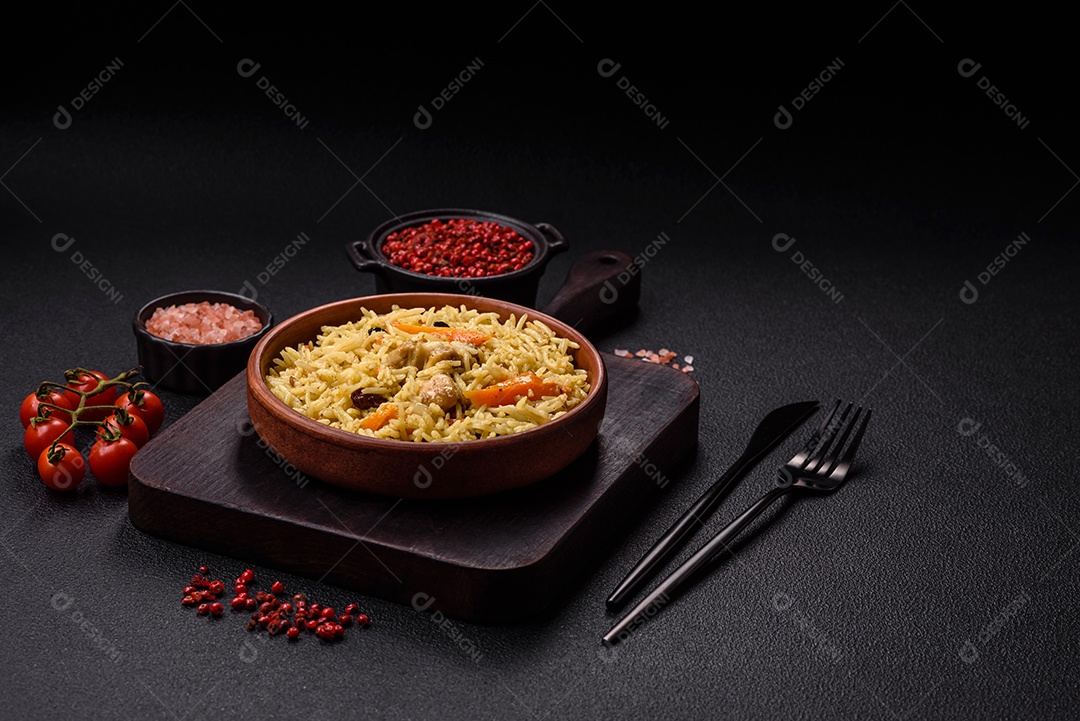 Delicioso arroz recheado sobre prato uma mesa de concreto