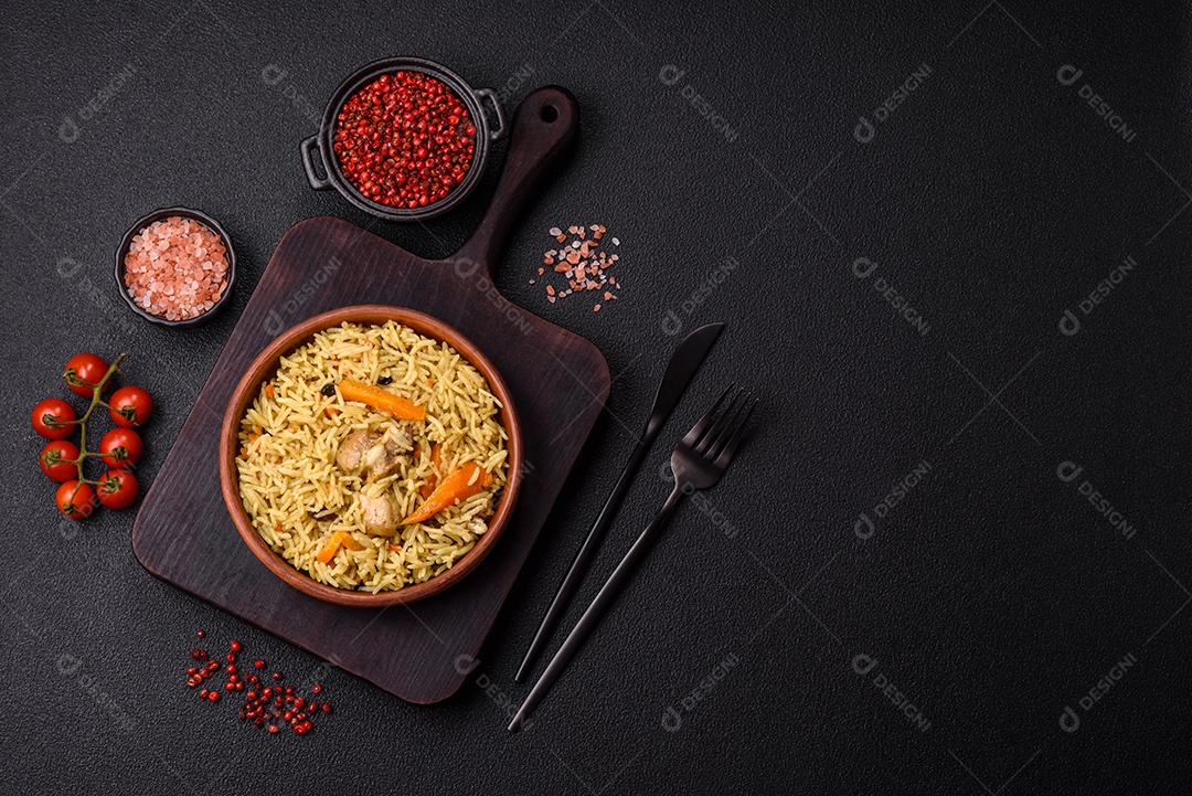 Delicioso arroz recheado sobre prato uma mesa de concreto