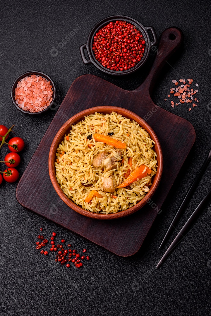 Delicioso arroz recheado sobre prato uma mesa de concreto