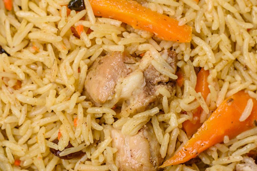 Delicioso arroz recheado sobre prato uma mesa de concreto