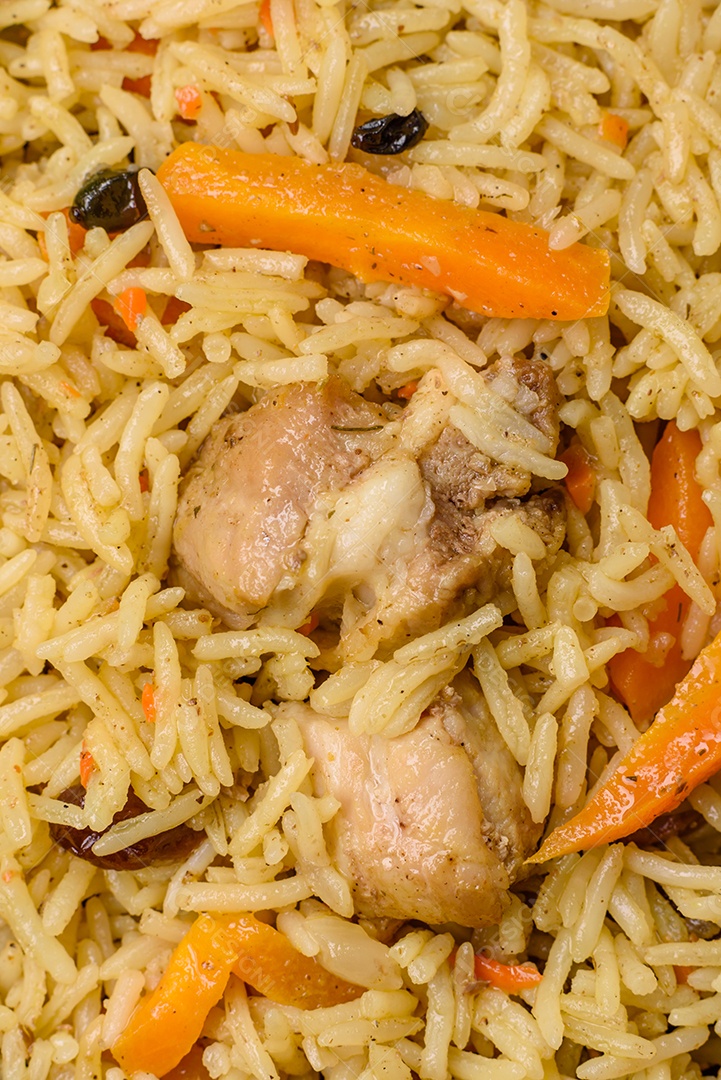 Delicioso arroz recheado sobre prato uma mesa de concreto