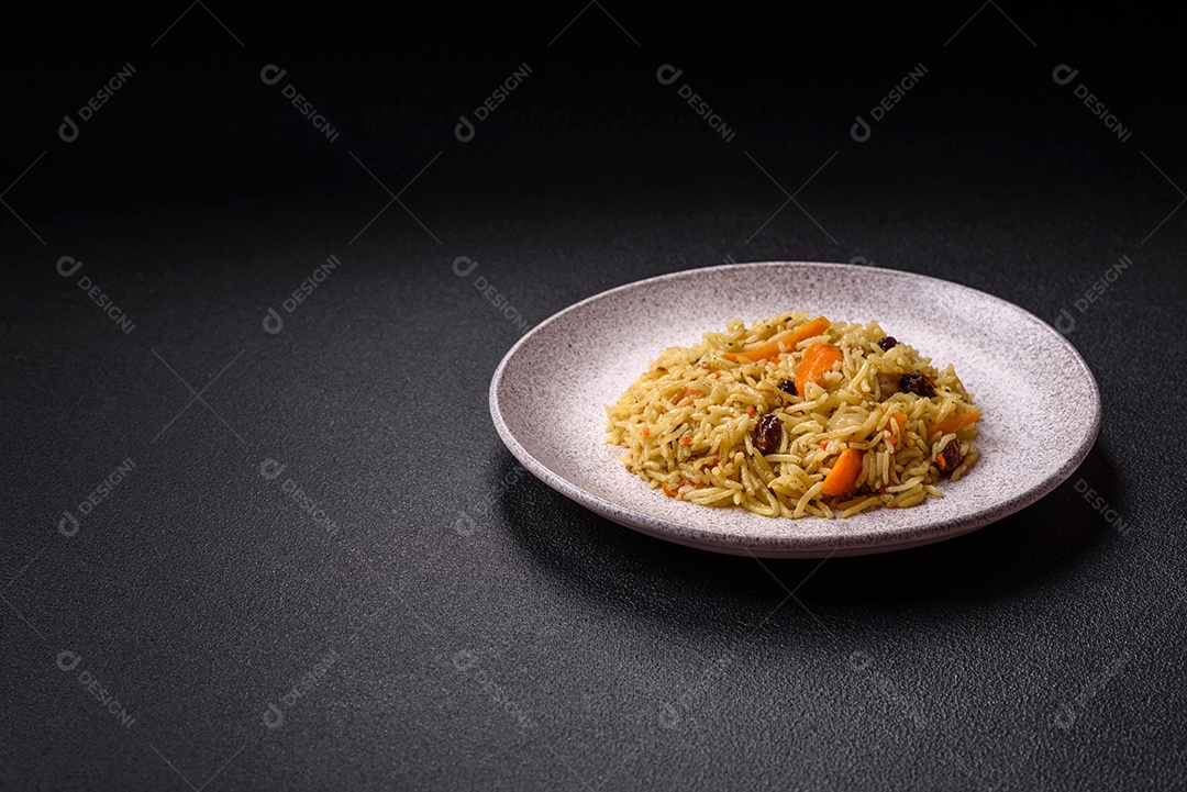 Delicioso arroz recheado sobre prato uma mesa de concreto