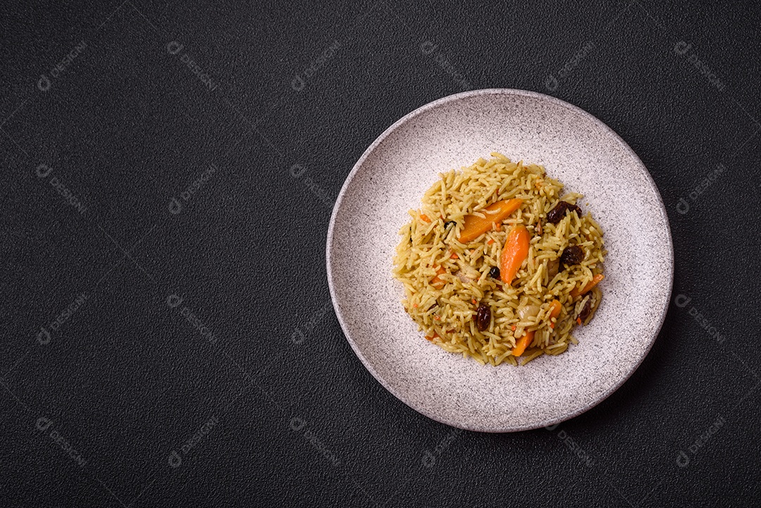 Delicioso arroz recheado sobre prato uma mesa de concreto