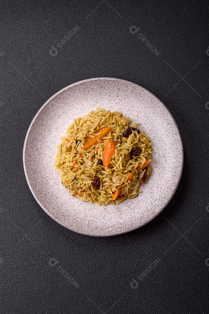 Delicioso arroz recheado sobre prato uma mesa de concreto