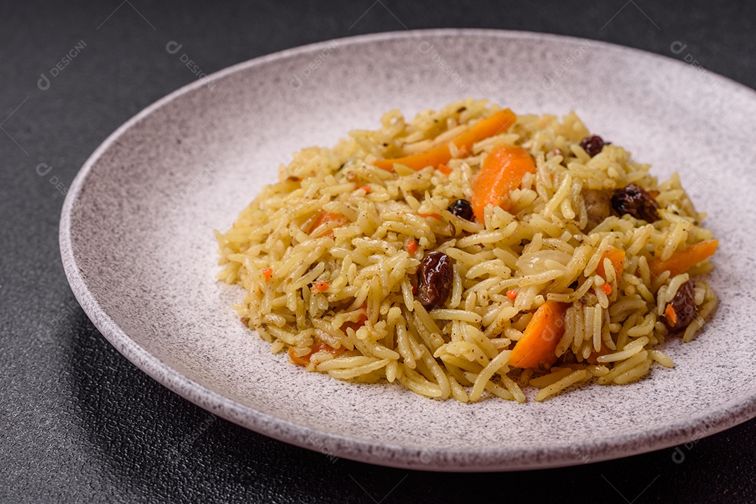 Delicioso arroz recheado sobre prato uma mesa de concreto