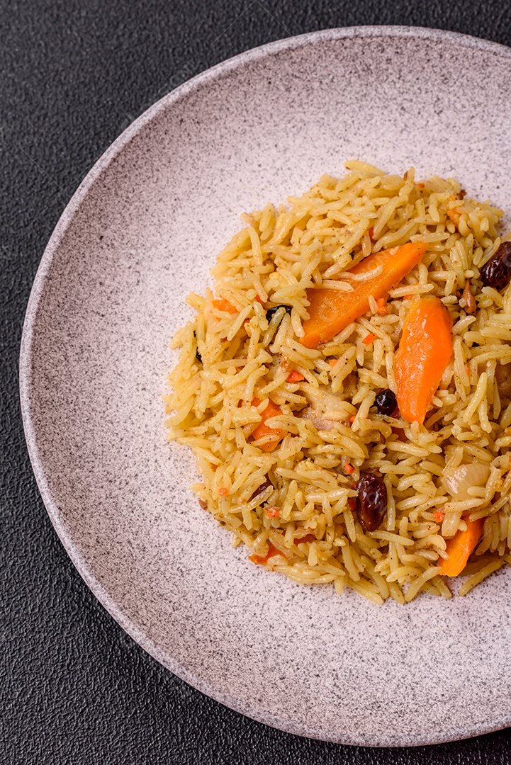 Delicioso arroz recheado sobre prato uma mesa de concreto