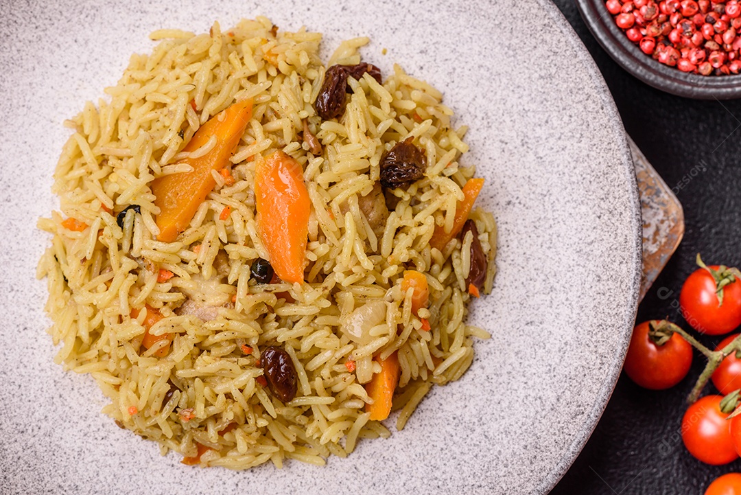 Delicioso arroz recheado sobre prato uma mesa de concreto