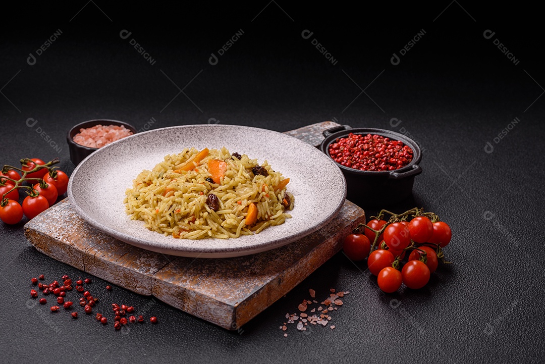 Delicioso arroz recheado sobre prato uma mesa de concreto