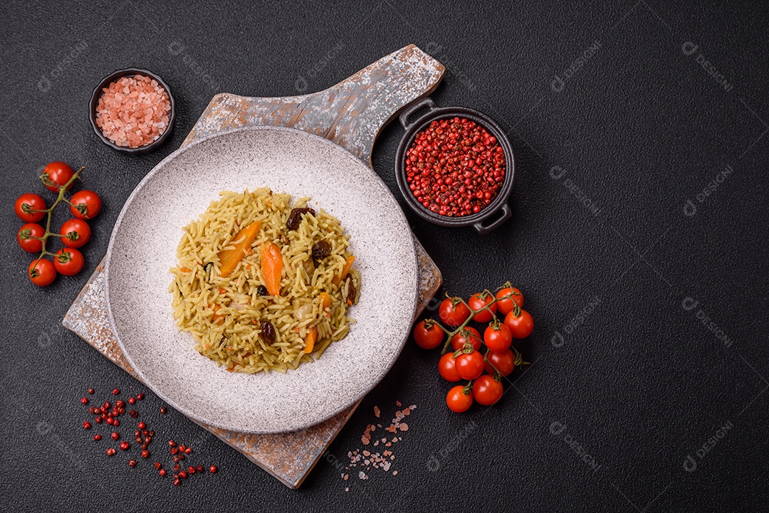 Delicioso arroz recheado sobre prato uma mesa de concreto