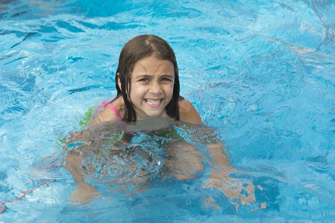 Linda garotinha banhando em uma piscina