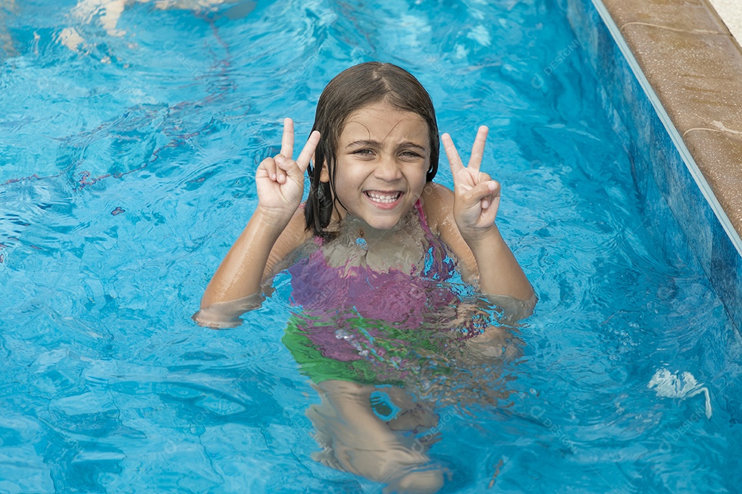 Linda garotinha banhando em uma piscina