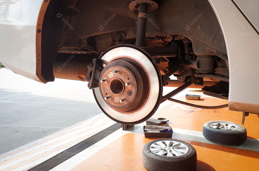 Sistema de travagem traseiro com freios a disco e pinças