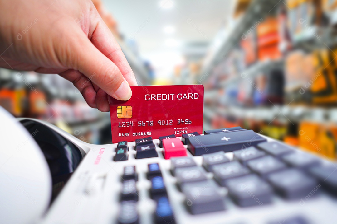 Clientes usam cartões de crédito para fazer compras em lojas de departamentos