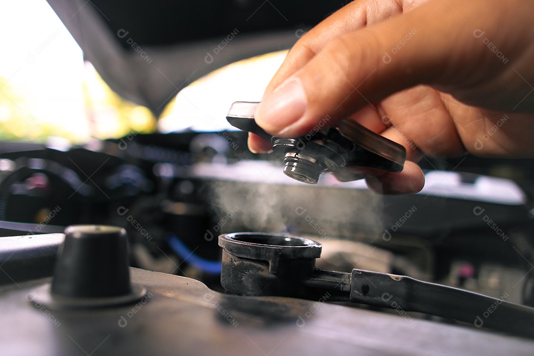 O mecânico abriu a tampa do radiador do carro e saiu vapor