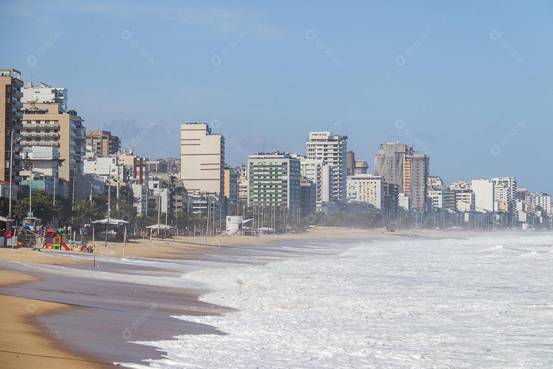 Ressaca na praia do Leblon