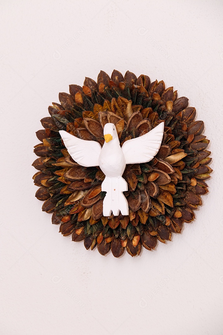 Imagem semelhante do espírito santo na parede de uma casa