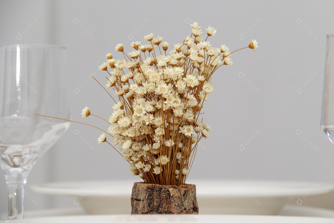 Taça de vidro com jarro de flores mesa posta