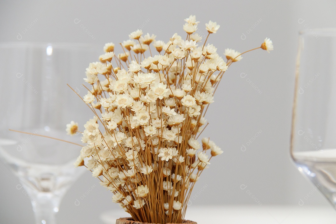 Jarro com florzinhas e taça de vidros para jantar