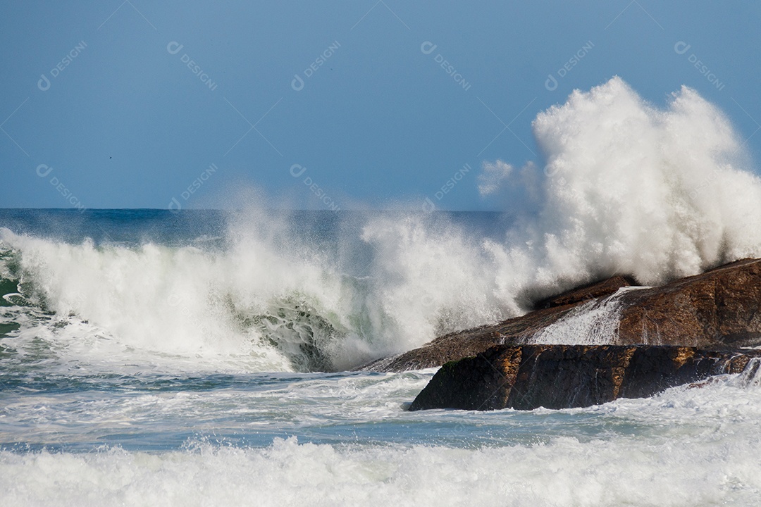 Ressaca do mar batendo em pedras