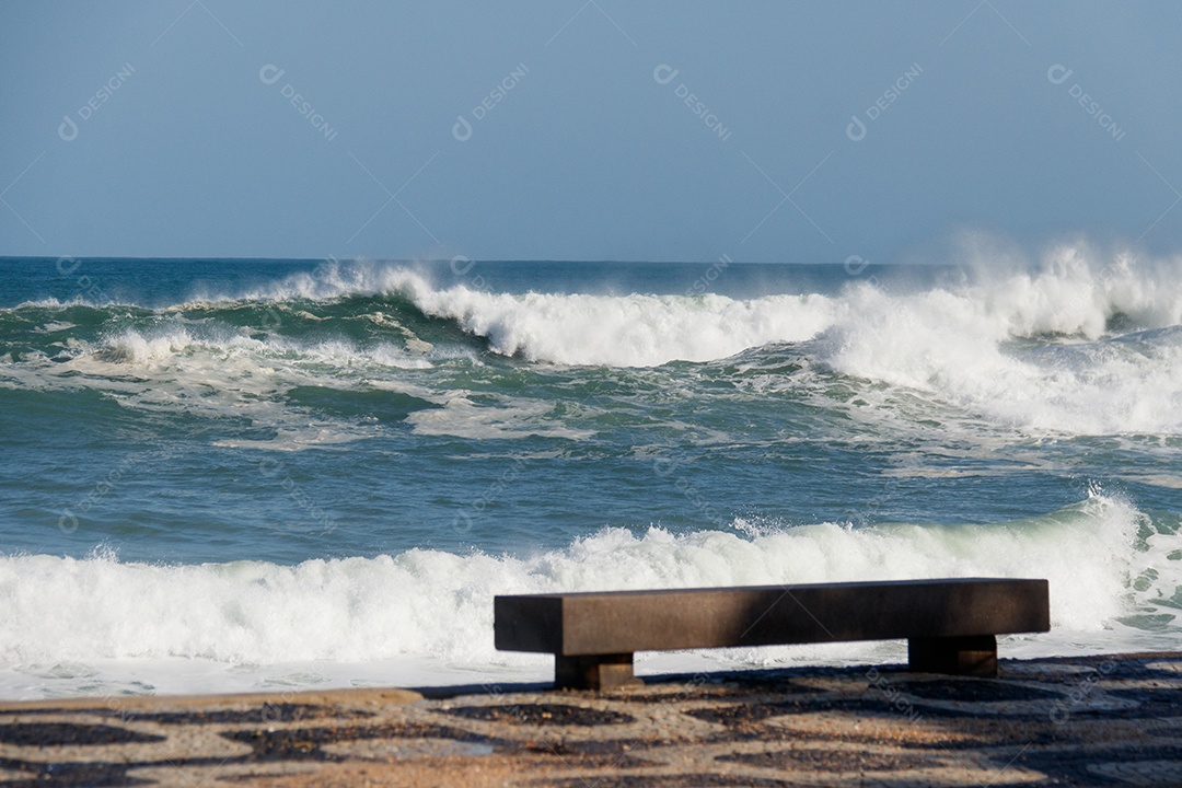 Ressaca do mar com fortes ondas