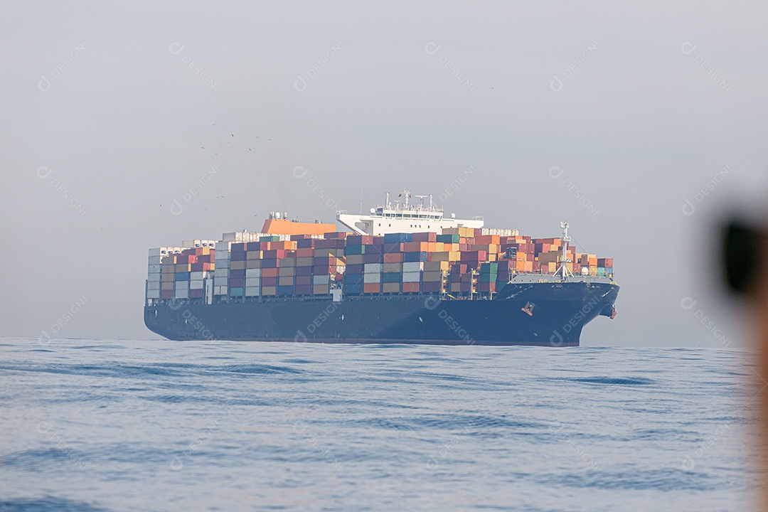 Navio cargueiro em alto mar