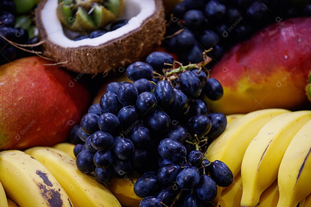 Frutas variadas deliciosas uvas bananas mangas coco e kiwi