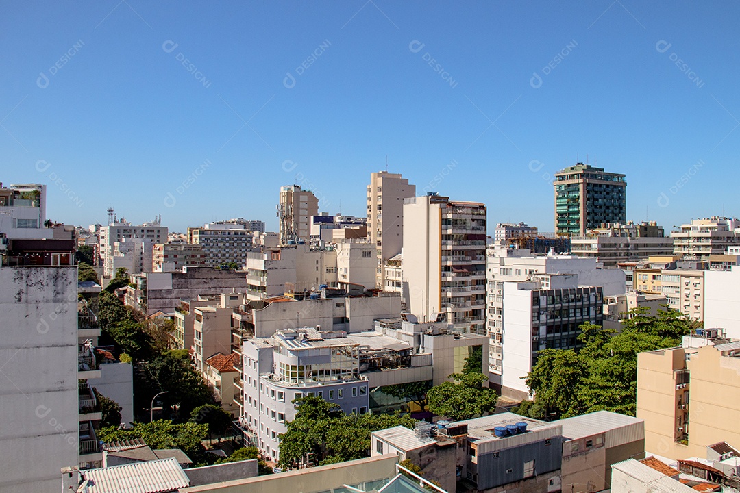 Vários prédio edíficios de uma cidade