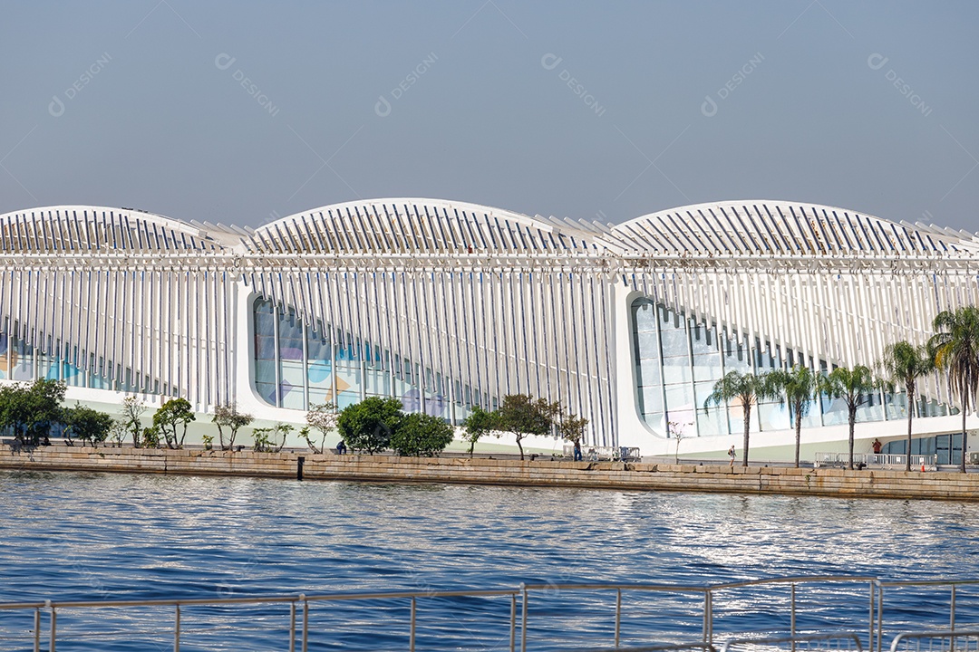 Museu do amanhã e um lago a frente