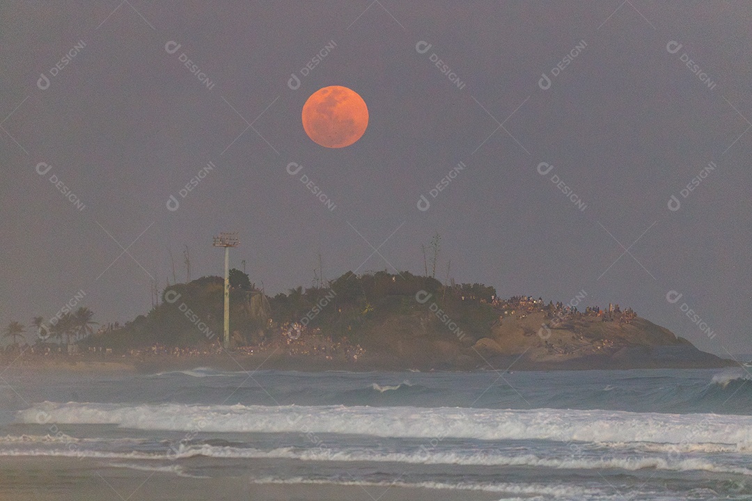 Uma linda praia ao entardecer