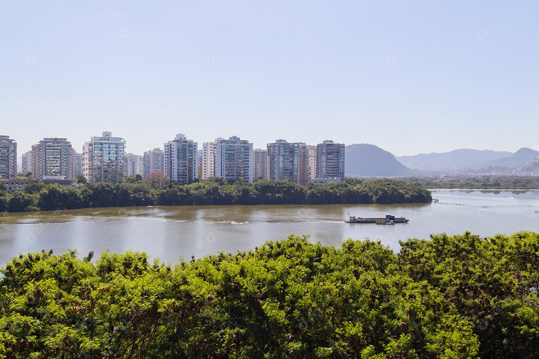 Lagoa da barra da tijuca com muito prédios na ilha