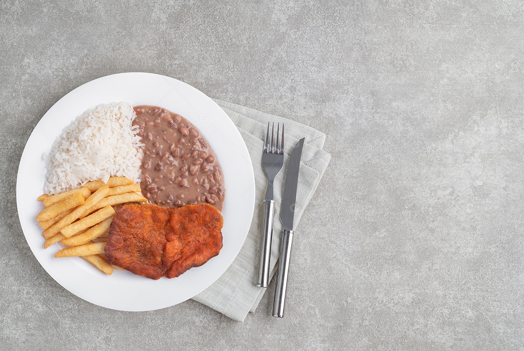 Deliciosa refeição de bife milanesa