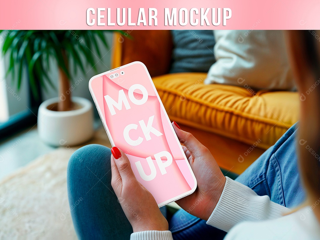 Mulher Segurando Celular Mockup PSD Editável