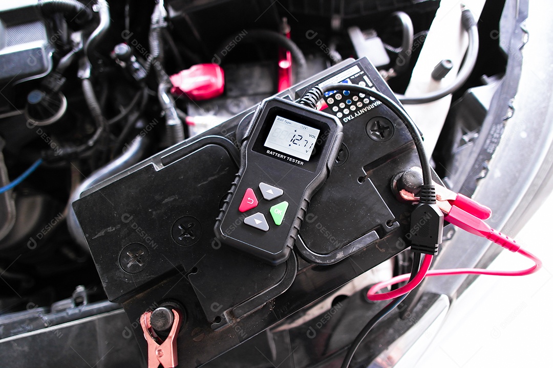 Teste de tensão da bateria de carro com testador de bateria