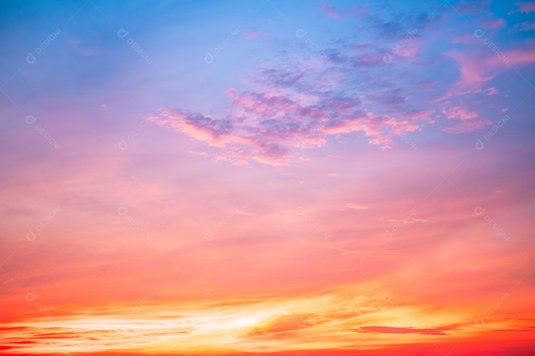 Céu lindo com sol se pondo