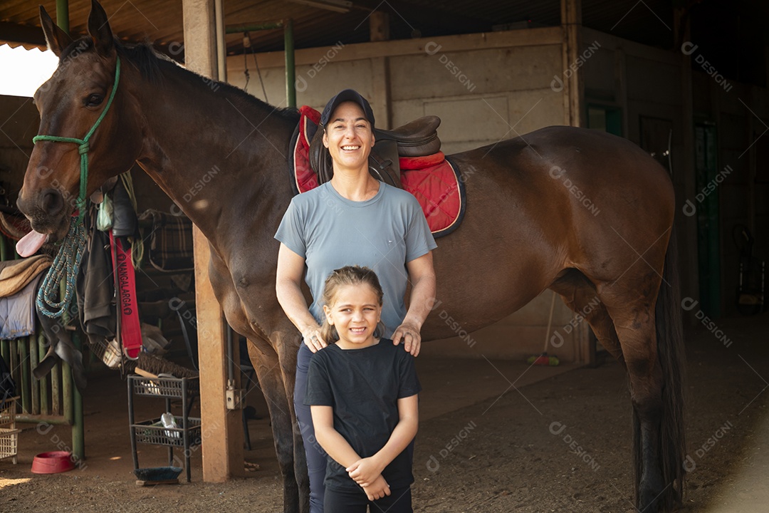 Coach horse and a little girl ready for the hip class
