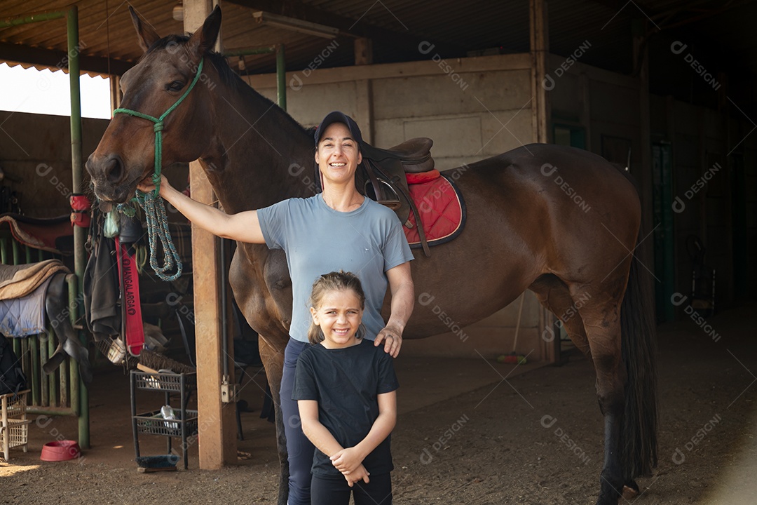 Cavalo treinadora e uma garotinha prontos para a aula de hipismo