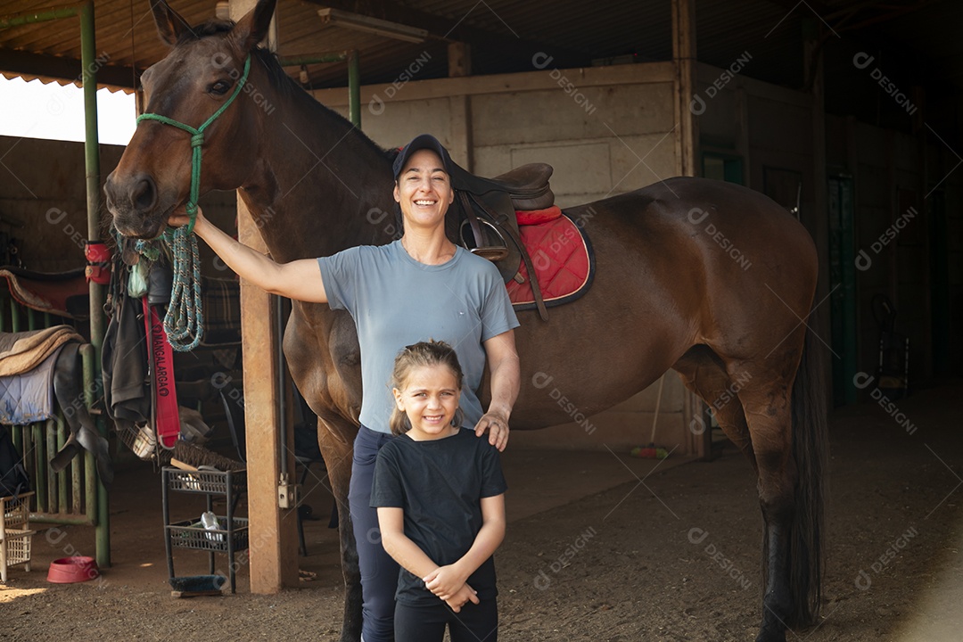 Cavalo treinadora e uma garotinha