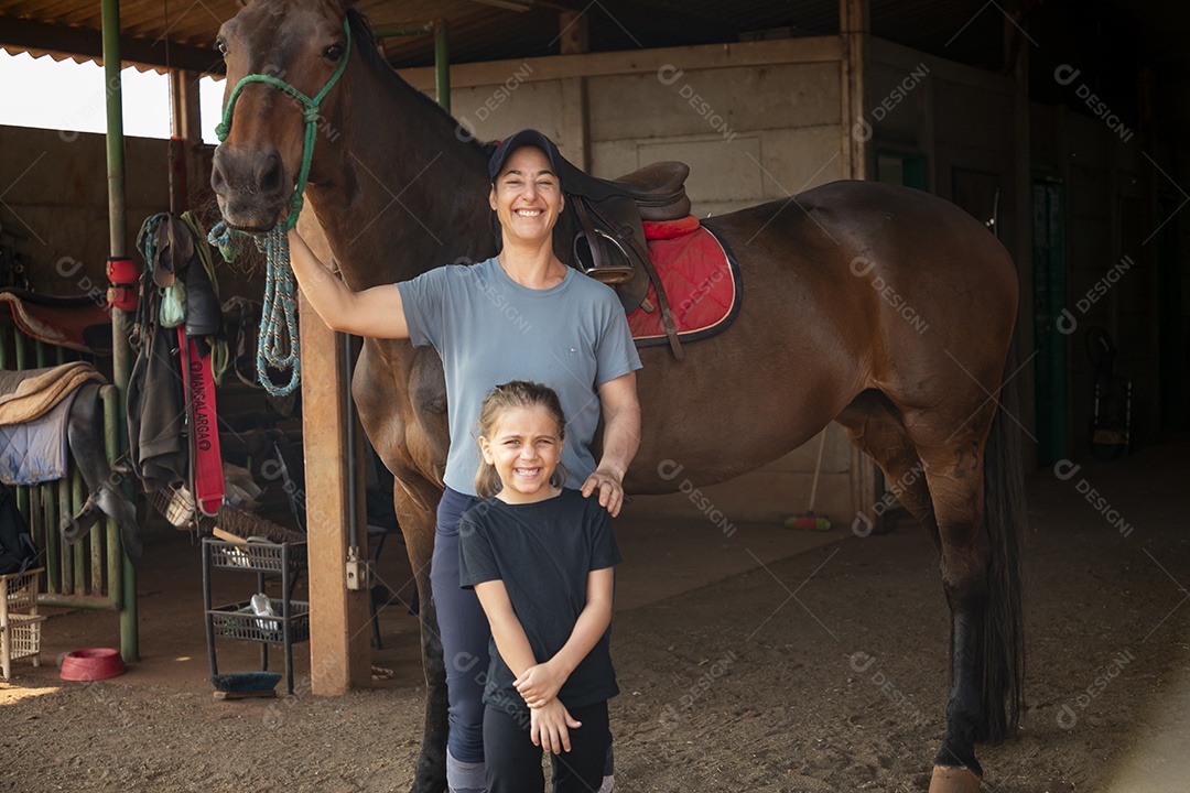 Cavalo treinadora e uma garotinha