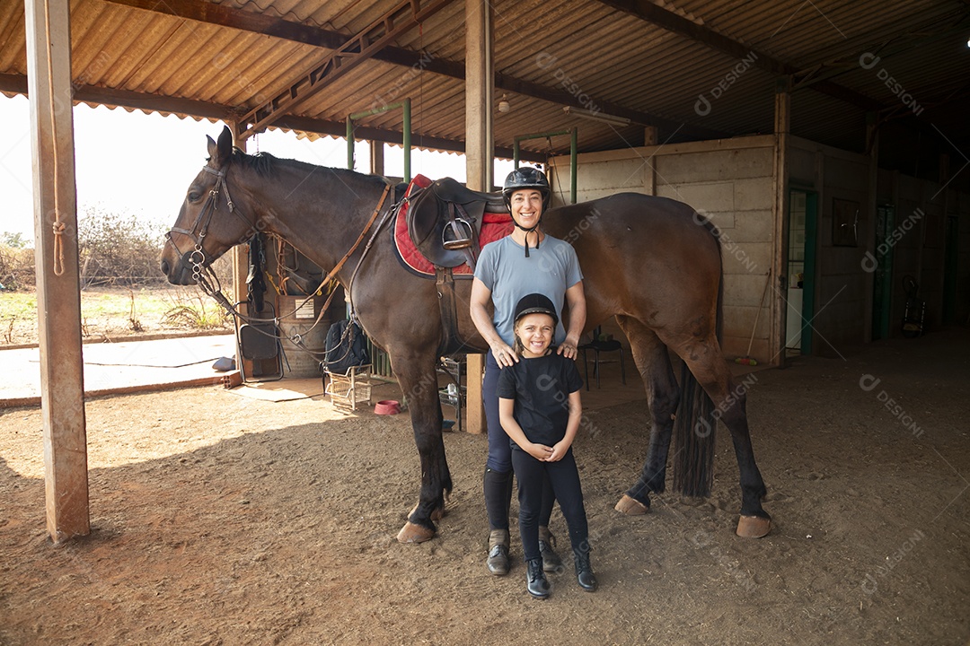 Aras com um cavalo uma mulher e uma criança
