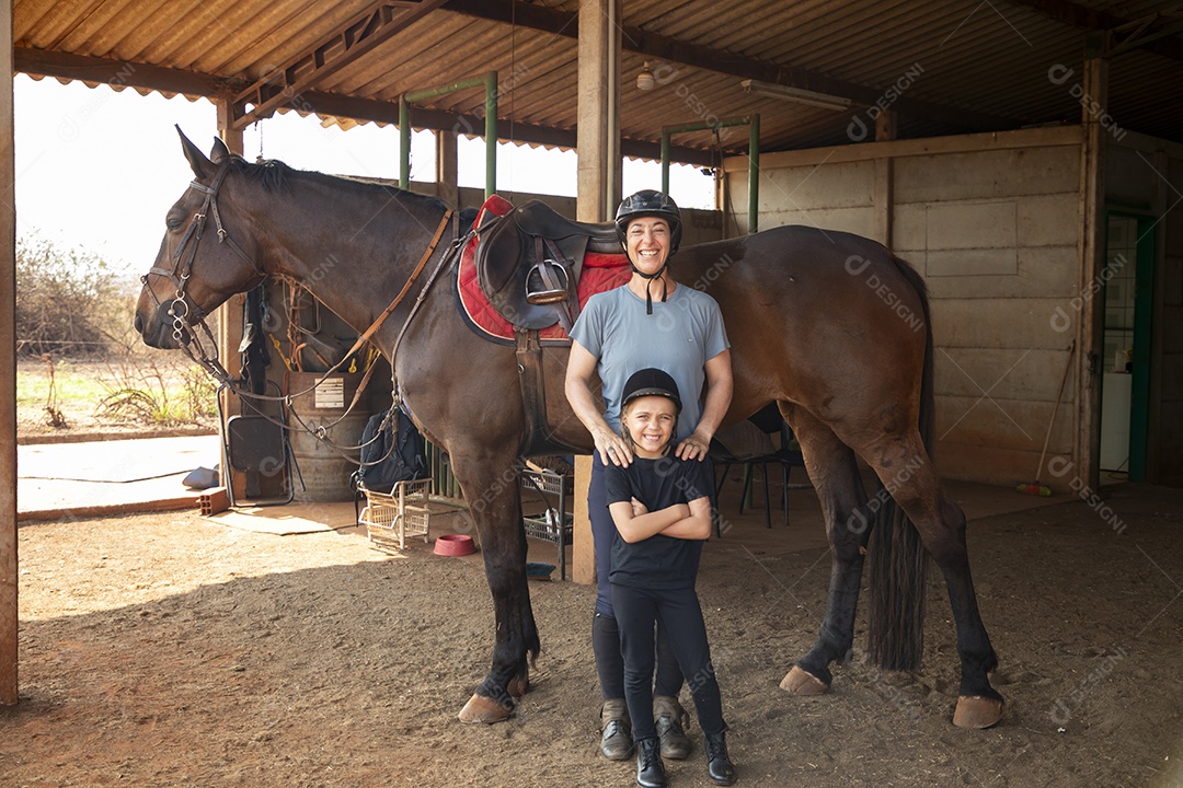 Duas garotas se divertindo em treino de hipismo