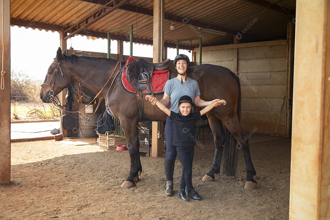 Treinadora de hipismo treinando sua criança