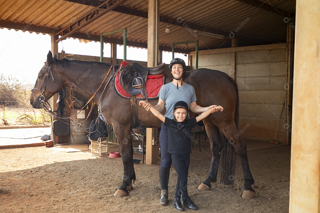Uma treinadora uma criança e um cavalo