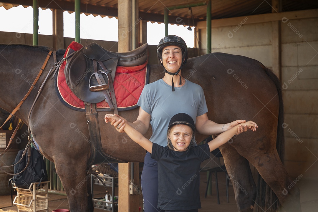 Treinadora de hipismo treinando sua criança